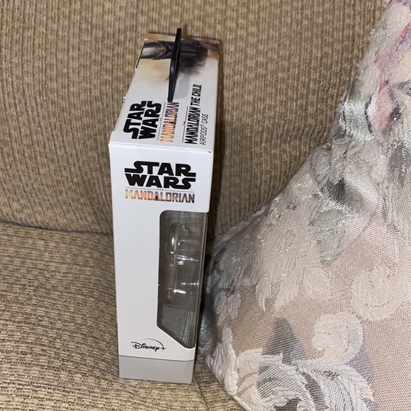 💚NWT Star Wars The Mandalorian The Child Airpods Case - Picture 5 of 8